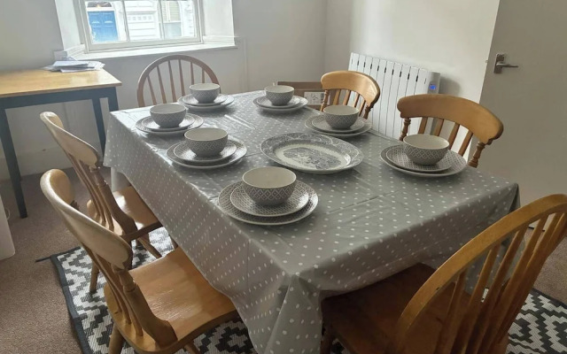 3-bed Seaside Haven - Sleeps 7 & Pet Friendly