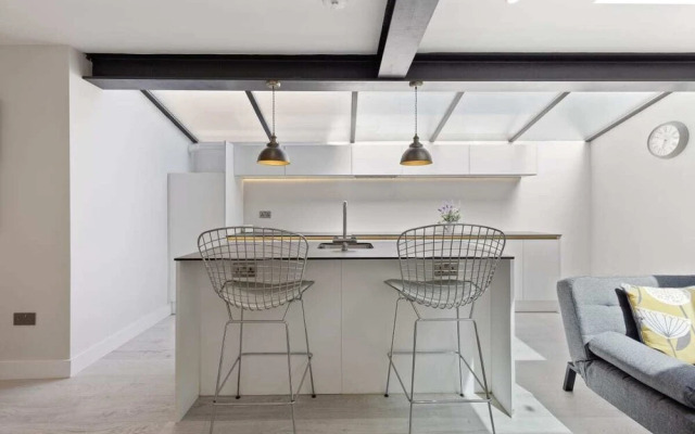 Elegant 2 Bed Apt W/patio nr West Hampstead