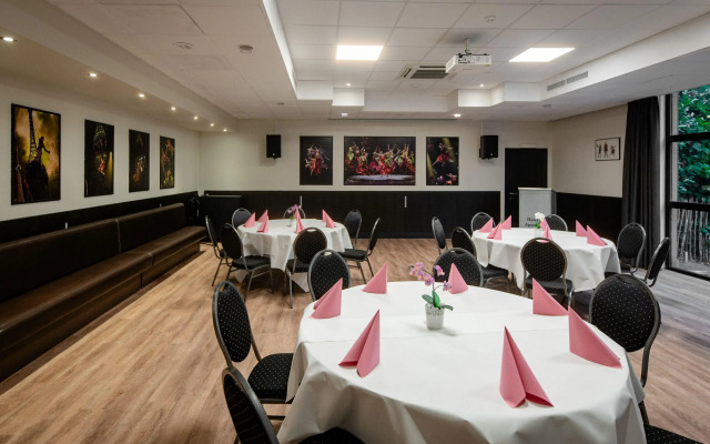 Hotel & Aparthotel Casteau Resort Mons