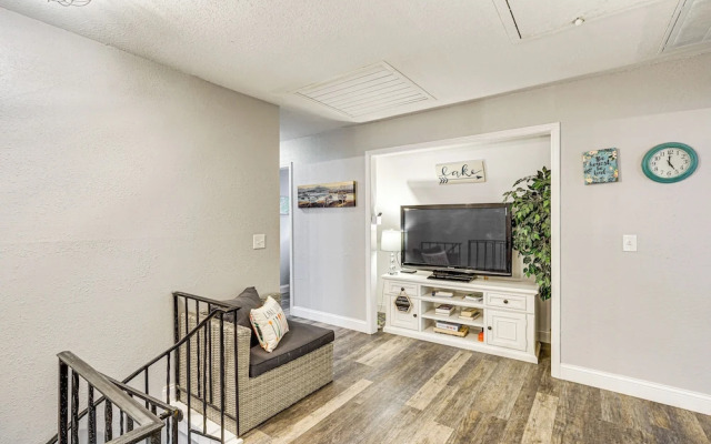 Waterfront Yard, Dock + Game Room: Linn Creek Home