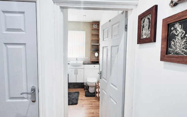 Stylish & Modern 2BR Flat