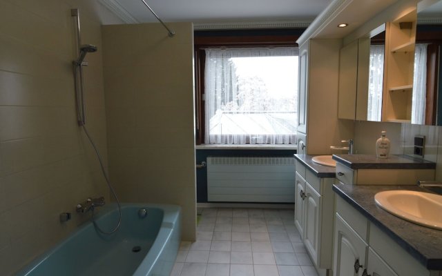 Charming Holiday Home With Jacuzzi In Bree