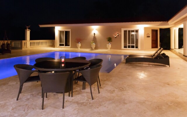 Villa with 4 Master Bedrooms w En-suite Bathrooms