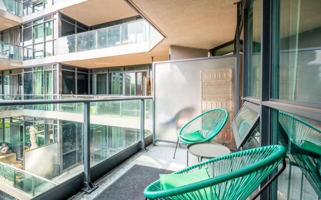 Modern Bright 1Br+Den Unit Downtown