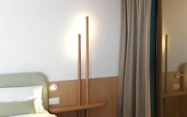 Carina, Hotel