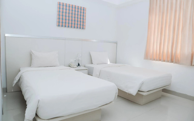 RedDoorz Plus At Grand Sayang Park Hotel Makassar