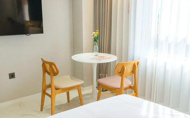 Asherah Villard Aqua Business Hotel