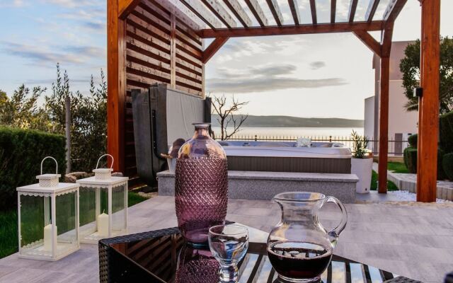 Anka - With Open Jacuzzi - R1