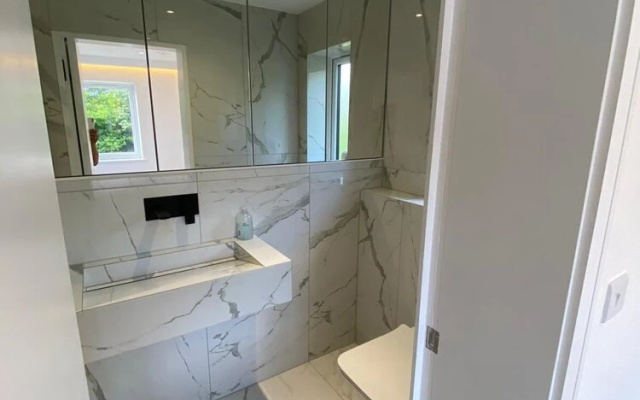 Stylish 2 Bed Flat with Parking