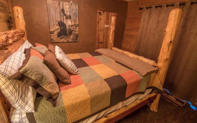 Mountain Bear Lodge Includes Roku TV, Wifi, Hot Tub, and BBQ by Redawning