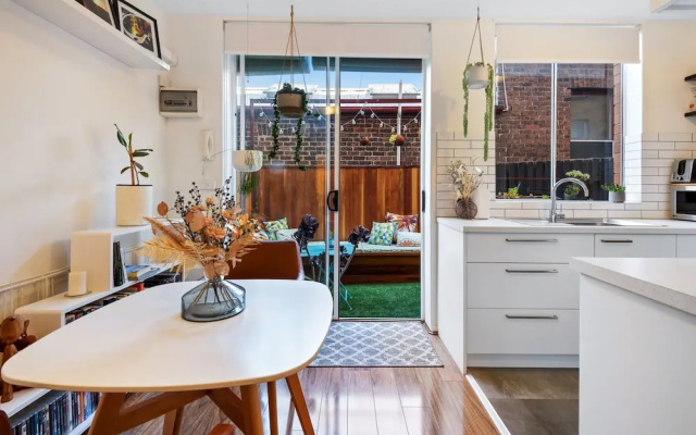 Snug St Kilda Apartment With Private Courtyard – Guest Rooms – Melbourne