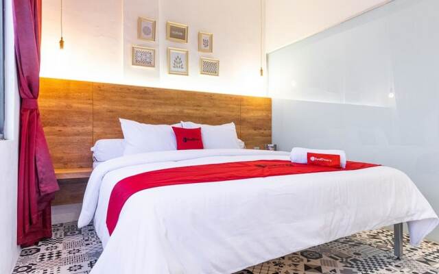 RedDoorz Plus near Ringroad City Walks Medan 2