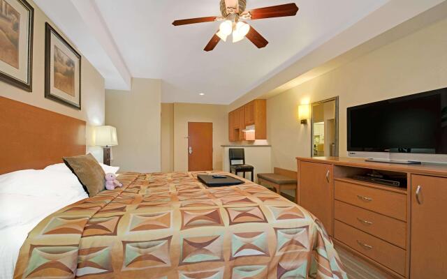 Super 8 By Wyndham Austin/Airport North