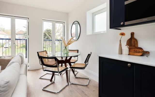 The Wembley Park Gem - Lovely 2bdr Flat With Balcony