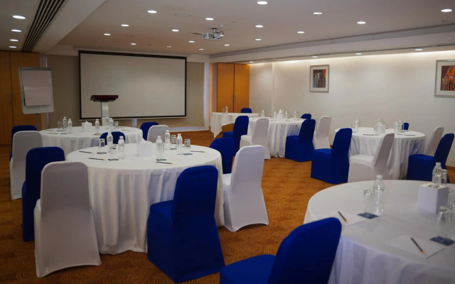 Golden Tulip Muscat
