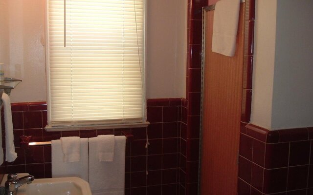 Fels Three Crown Motel