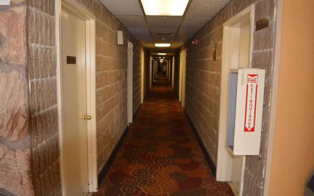 Travelodge by Wyndham Avenel Woodbridge