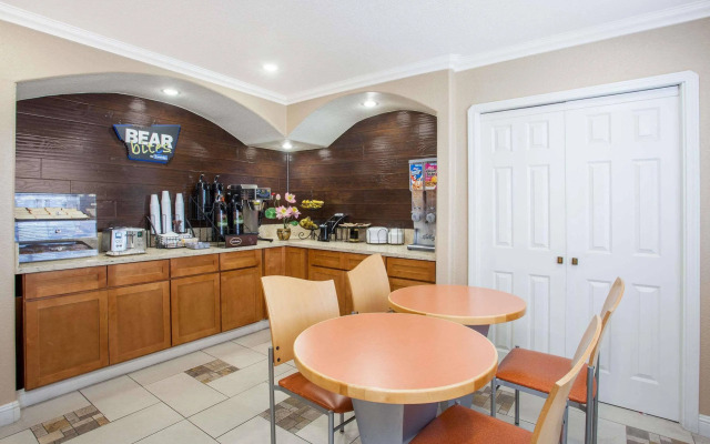 Travelodge by Wyndham Fresno Yosemite Area