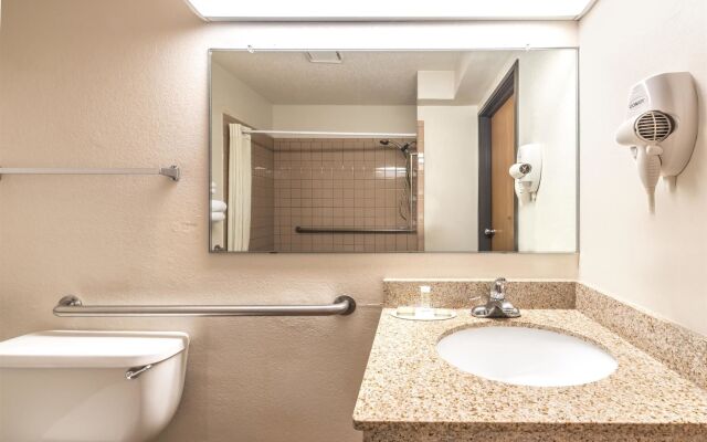 Super 8 By Wyndham Waco University Area