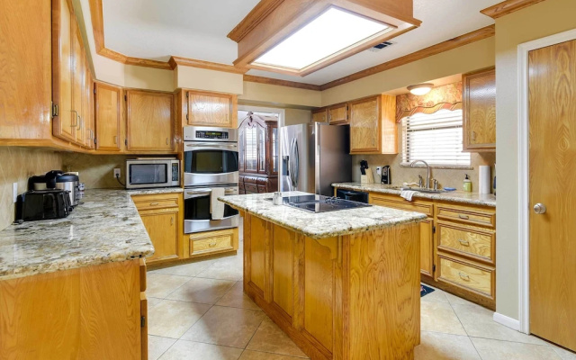 Expansive Texas City Retreat ~ 16 Mi to Galveston!