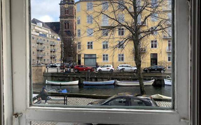 Christianshavn Canalside Luxury Apartment