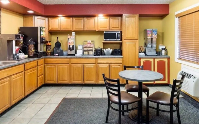 Capital O Amerihost Inn and Suites Kingdom City Hwy 54 MO