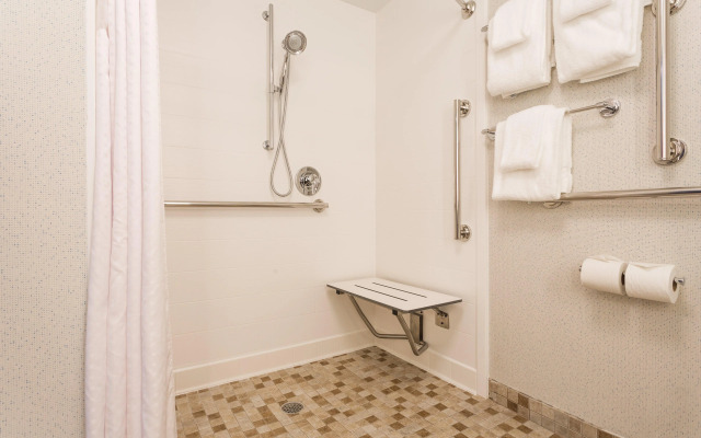 Holiday Inn Express Hotel & Suites Wilmington-University Ctr by IHG