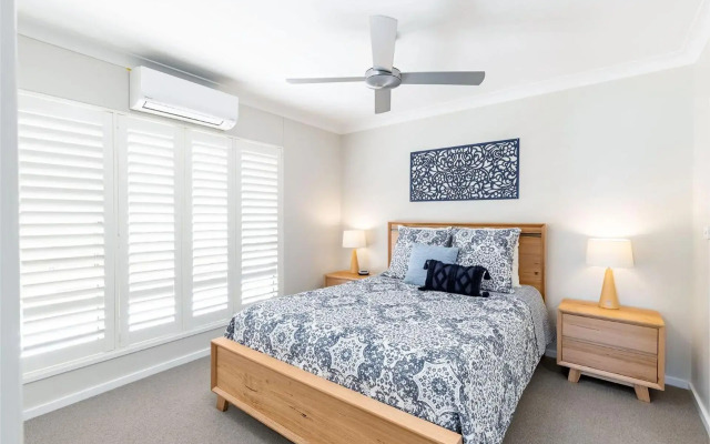 Sandy Beach House - Corlette Waterfront