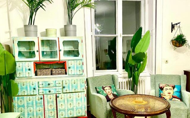 Arty studio flat at city center