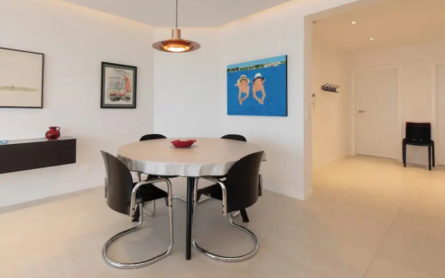 Apartment on Zeedijk With Sea View