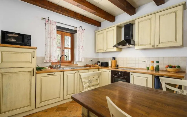 Beautiful Stone Villa in Tinjan With Swimming Pool