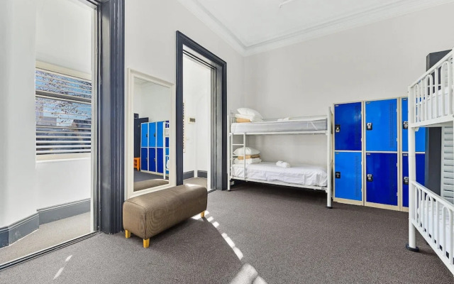 London Plane Backpackers - Hostel