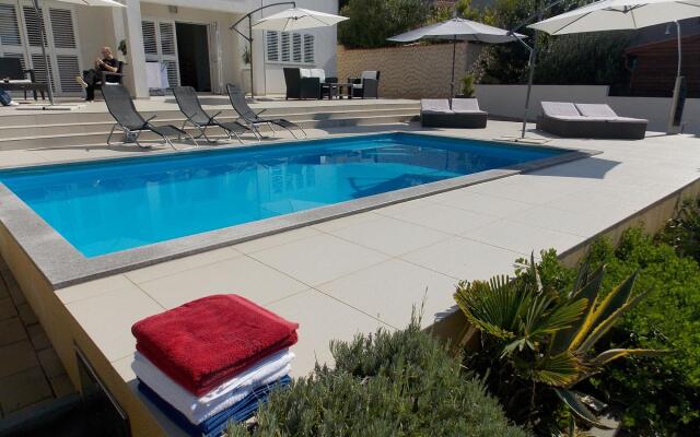 Markle - swimming pool and sunbeds - A5(2+2)