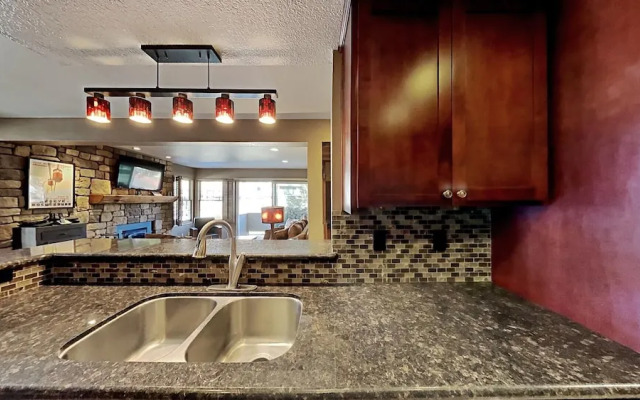Slopeside Deluxe 2 Bedroom Condo with Free Parking, Spa, Free Gondola (Sierra Megeve 25) by RedAwning