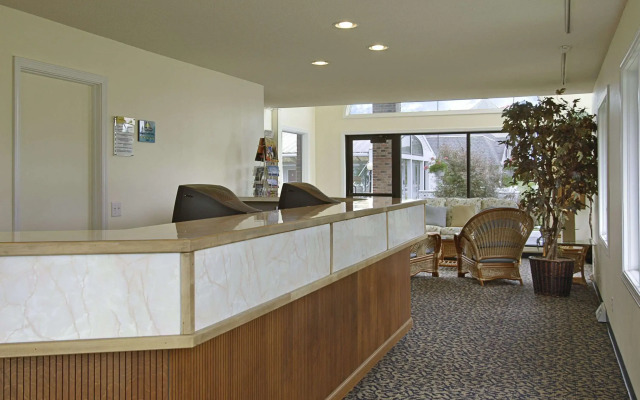 Days Inn by Wyndham Mackinaw City - Lakeview