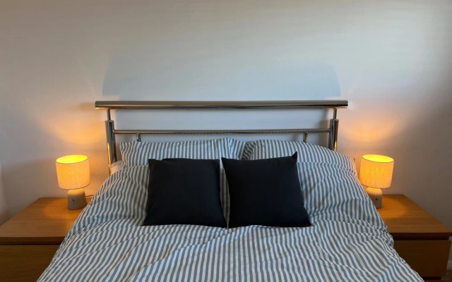 Beach Chalet - 2 Bedrooms - 4 Guests - Parking