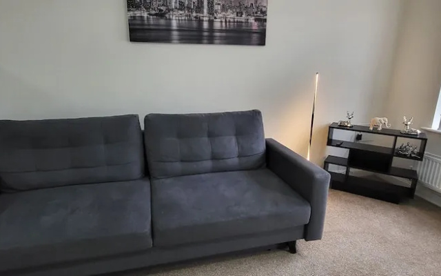 Inviting 6-bed House in Nuneaton