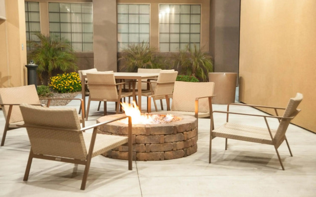 GreenTree Inn & Suites Phoenix Sky Harbor
