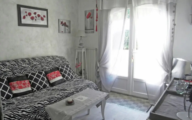 Cozy Holiday Home at Roquebrune-sur-argens With Pool