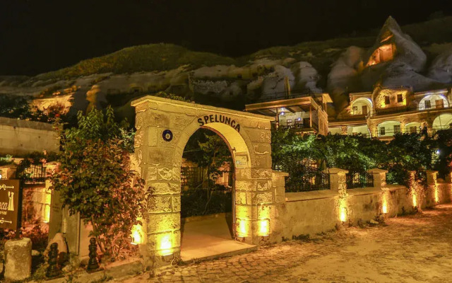 Spelunca Cave Suites