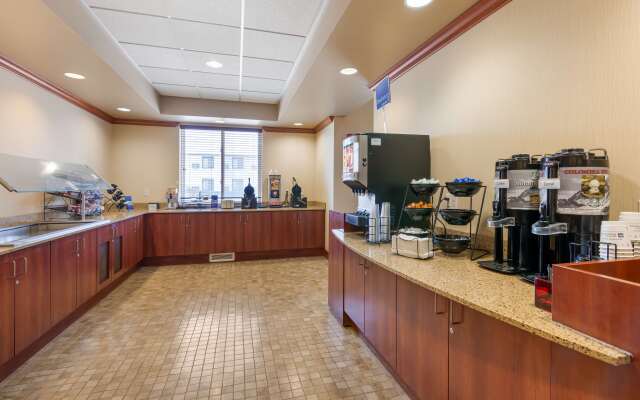 Best Western Golden Prairie Inn & Suites