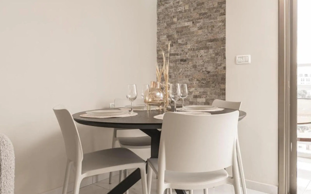Renovated 2 BR with 2 BTH front Mamilla Mall