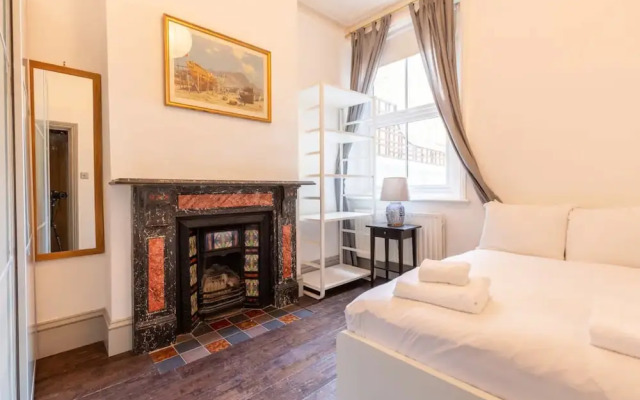 Eclectic 2 Bedroom Victorian era Apartment in Oval