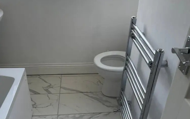 4 Beds, Sleeps 15, Near Lcy Airport & Excel London