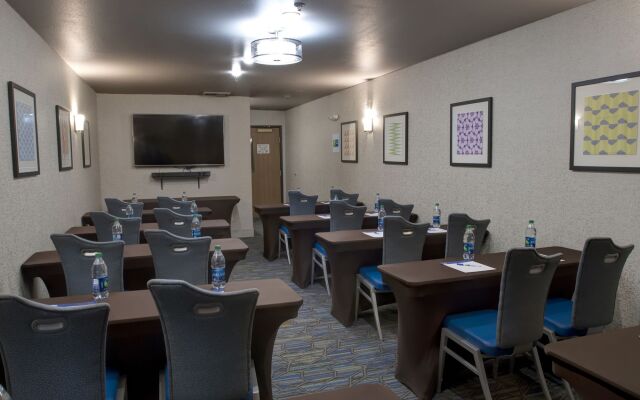 Holiday Inn Express & Suites Interstate 90 by IHG