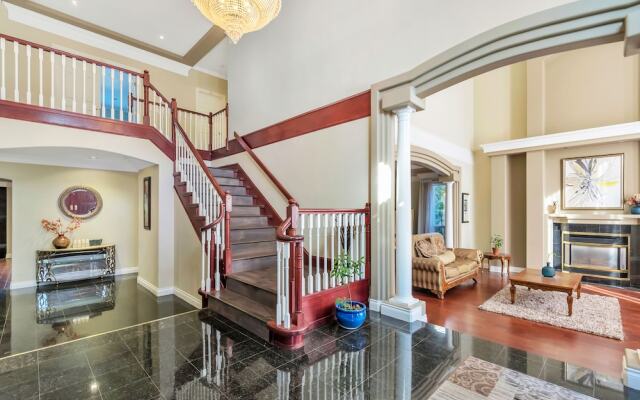 Gorgeous Mansion with Garden View by Elevate Rooms