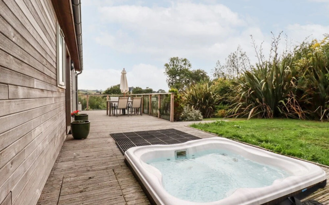5 Tree Tops, Looe