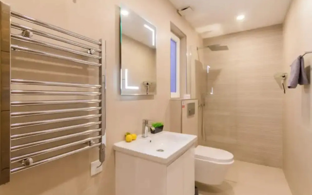 Spacious & Modern by the sea Qawr
