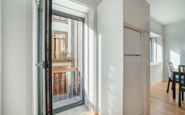 Downtown Sunny Apartment by Vacationy