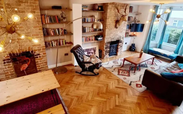 Eclectic seaside 4 bedroom artists residence